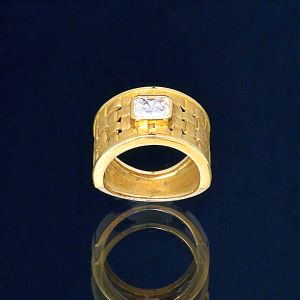 <b>Anel </b>de ouro 18k, "design" Pepe Torras, diamante com 1,02 ct e lapidação retangular "princess". Montagem com o peso de 9 gramas.