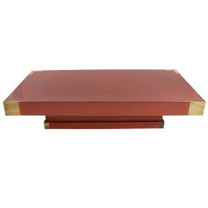 <b>Mesa de centro </b>em estilo chinês. Apresenta forma retangular com cantoneiras em metal dourado. Belíssima laca em "rouge de fer".