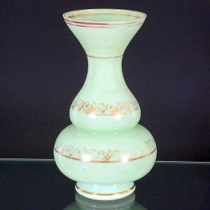 <b>Vaso </b>em opalina francesa verde claro na forma de bulbo, com bocal aberto. Estilizações e frisos a ouro. Séc. XIX. Alt. 31 cm