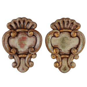 <B>Par de talhas </B>de parede em madeira patinada com vestígios de ouro e entalhes de motivos barrocos. Séc. XIX. Med. 54 x 39 cm