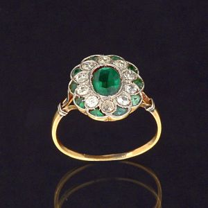 <b>Anel </b>de esmeraldas e diamantes em ouro 18k, esmeraldas trillion pequenas e oval no centro. Peso da peça 3,87 gramas.