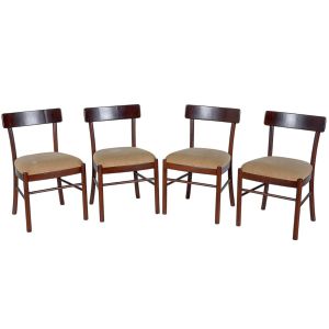 <b>Conjunto de 4 cadeiras </b>em madeira, com encosto reto, levemente abaulado e assentos estofados em tecido bege. Alt. 78 cm