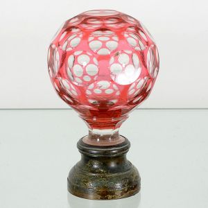 Pequena <B>pinha</B>  globular francesa Baccarat com overlay rubi e lapidação esférica. Base em bronze. Séc. XIX. Alt. 13,5 cm