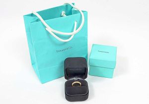 <b>Aliança </b>marca TIFFANY, modelo Milgrain. Platina e ouro rosa 18k, espessura 3,5 mm. Acompanha caixa e certificado. 