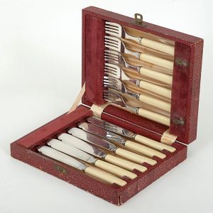 Antigo <b>conjunto para peixe </b>constando de 6 garfos e 6 facas em metal EPNS com cabos em osso. Acondicionados em estojo.