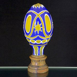 <B>Pinha</b>  francesa em uralina e "overlay" azul e branco, decorada com estilizações. Base em bronze. Séc. XIX. Alt. 18 cm