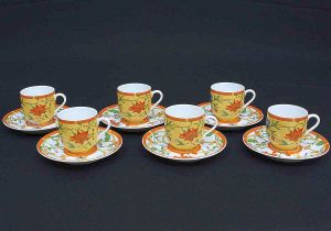 MAISON HERMÈS - Paris. <b>Conjunto de 6 xícaras para café com seus pires </b>em porcelana policromada, modelo "La Siesta".