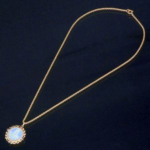 <b>Colar com pingente </b>em ouro 18k, imagem de Nossa Senhora de Fátima em madrepérola. Peso total da peça 10,40 gramas.