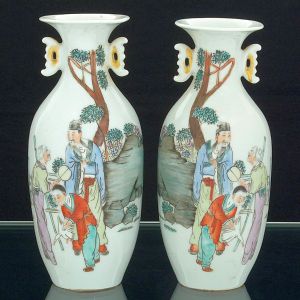 <b>Par de vasos </b>chineses em porcelana branca decorada em policromia com figuras masculinas em terraço. Alt. 22 cm