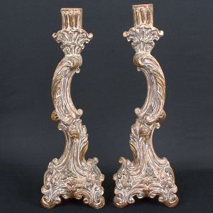 Belo <b>par de tocheiros </b>barrocos em madeira entalhada e patinada com volutas e acantos. Séc. XVIII. Alt. 64 cm
