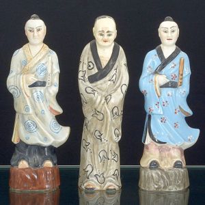 Antigo <B>conjunto de 3 estatuetas </B>representando figuras de sábios taoístas pintadas em policromia. Alt. 28 cm