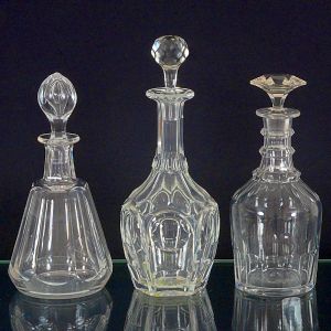 <b>Conjunto de 3 garrafas </b>em cristal com lapidações distintas, ressaltando desenhos geométricos e facetados.