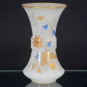 <B>Vaso </B>em opalina francesa, branco leitoso, com decoração florida em azul e ouro. Séc. XIX / XX. Alt. 22 cm