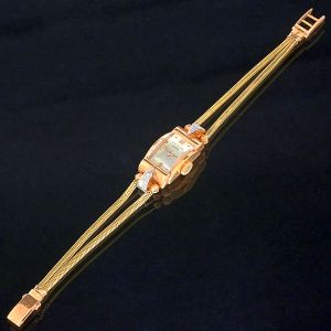 <b>Relógio Patek Philippe </b>retangular feminino em ouro 18k (com o movimento). Peso da peça 28,86 gramas.