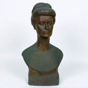 <b>HUMBERTO COZZO</b><BR>(1900-1981)<BR>Busto Feminino<BR>Escultura em bronze<BR>Ass. e datada 1963<BR>Alt. 67 cm