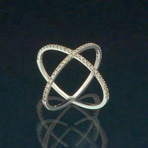 <b>Anel </b>cruzado de diamantes em ouro branco 18k com 49 brilhantes. Peso total da peça 2,96 gramas.