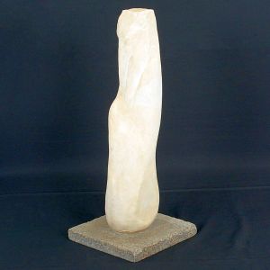 <b>HUMBERTO COZZO</b><BR>(1900-1981)<BR>Sem Título<BR>Escultura em mármore Carrara<BR>Assinada<BR>Alt. 57 cm