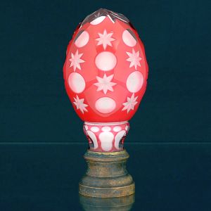 Bela <b>pinha </b>francesa em cristal "overlay" rubi com base em bronze. Séc. XIX. Alt. 20 cm