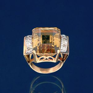 <b>Anel </b>de citrino e pequenos brilhantes montado em ouro 18k. Peso da peça 9,67 gramas.