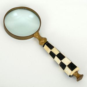 <b>Lupa </b>em bronze com cabo em xadrez de material córneo. Compr. 21,5 cm