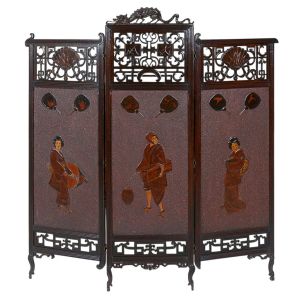 Antigo <b>biombo japonês com três folhas </b>decoradas com figuras de gueixas e ventarola. Parte superior em composições vazadas sendo a do meio encimada por figura de dragão. Med. 200 x 60 cm
