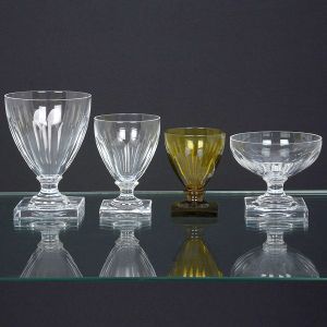 <b>Serviço de taças </b>em cristal no modelo da "Cristallerie" belga "Val St. Lambert", porém, sem assinatura. Lapidação "thumbler print" e base quadrada. Constando de 12 taças p/ água, 10 taças p/ champanhe, 10 taças p/ vinho tinto e 9 taças verdes p/ vinho branco. Total 41 peças. Alt. da taça de água 13 cm