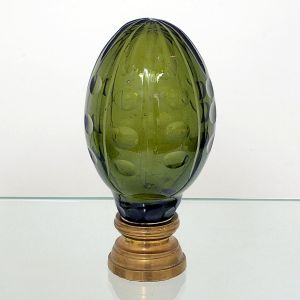 <b>Pinha </b>ovoide em vidro cristalizado na cor verde garrafa. Lapidação em elementos geometrizados com estrelado ao topo. Base em bronze. Alt. 18 cm