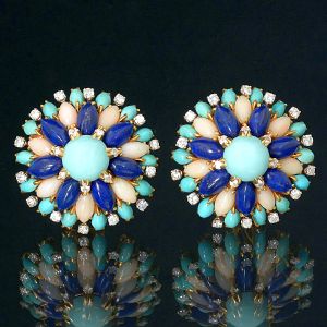 <b>Par de brincos </b>criação de Lucien Finkelsteinn montados em ouro 18 kilates com 42 diamantes "full brilliant cut", 30 turquesas, 14 lápis lazúlis e 14 corais brancos. Peso total da peça 40,74 gramas.