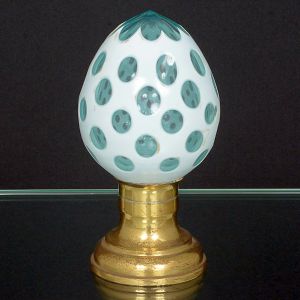 <b>Pinha </b>na cor água marinha com "overlay" em branco leitoso. Base em metal. Alt. 18,5 cm