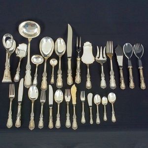 <b>Faqueiro </b>em prata Sterling 925 ml, peruana. Decoração dos cabos com flores e folhagens em elegantes repuxados e cinzelados. Prateiro CAMUSSO. Constando de 20 garfos de mesa, 6 facas de mesa, 12 colheres de sopa, 12 garfos de peixe, 12 facas de peixe, 12 espátulas de manteiga, 12 garfos de sobremesa, 12 facas de sobremesa, 12 colheres de sobremesa, 12 colheres de sorvete, 12 garfos p/ bolo ou frutas, 12 colheres p/ chá, 12 colheres p/ café e 17 peças de servir. Duas lâminas (garfo e faca de assados) em inox e parte superior dos talheres de salada em acrílico. Total 177 peças.