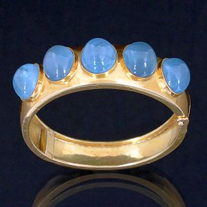 <b>Pulseira </b>de águas-marinhas montada em ouro 18k. Águas-marinhas de formato oval, lapidação em cabouchan de cor intensa azul com o peso aproximado de 60.00 quilates. Peso total da peça 59.90 gramas
