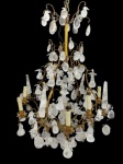 Belíssimo<b> lustre </b>francês para oito luzes com estrutura em bronze e pingentes em cristal de rocha em forma de frutos e gotas. Apresenta também quatro ponteiras e terminação em bola. Séc. XIX. Alt. 105 cm