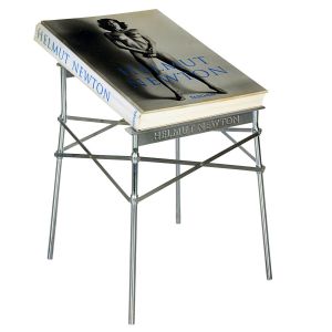 <b>HELMUT NEWTON </b>(19202004) - SUMO (Taschen). Edição monumental, considerada um dos maiores livros de fotografia já publicados, acompanhada de suporte em metal original projetado por Philippe Starck, em relevo "Helmurt Newton". Exemplar com nota original da editora.