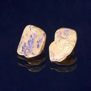 <b>Par de brincos </b>em ouro 18k, montados com pepitas de superfície irregular característica e fechos tipo pressão. Peso13,3 gramas.