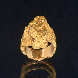 <b>Anel </b>em ouro 18k, montado com pepita, preservando sua forma e textura bruta. Peso 22,30 gramas.