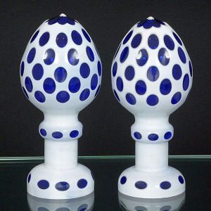 Antigo <b>par de pinhas </b>francesas em "overlay" azul cobalto e branco com decoração em elementos ovoides. Alt. 21 cm