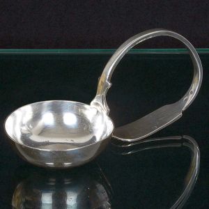 <b>Concha</b> em prata D. Maria I com alça revirada terminada em frisados. Séc. XIX. Compr. 18,5 cm