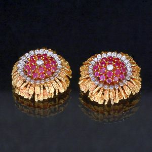 <b>Par de brincos </b>de rubis e diamantes montados em ouro 18k com 36 rubis redondos e 27 diamantes lapidação 8/8 "single cut". Peso total dos brincos 29,92 gramas (2 "full brilliant cut" com 0,24 ct no centro dos brincos).