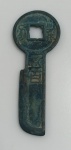 MOEDA CHINA FANG WANG EM BRONZE - PERIODO DINASTIA HAN - 206 AC ATE 220 DC - MEDIDAS 75x30MM - PESO 21 GRAMAS - ENCONTRADO COM DETECTOR DE METAIS - CHINA - NO ESTADO CONFORME FOTOS