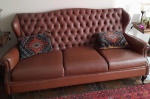 LINDO SOFA 3 LUGARES EM COURO MARROM - NO ESTADO CONFORME FOTOS