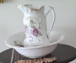 LINDO CONJUNTO DE LOUÇA INGLESA CONTENDO JARRO E BACIA, DECORADO COM ROSAS NA COR LILAS - NO ESTADO CONFORME FOTOS