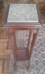 LINDA COLUNA QUADRADA COM PEDRA GRANITO - MEDINDO 20 X 20 X 1,02CM DE ALTURA - MOVEL DA METADE DO SECULO XX - GRANITO NAO E ORIGINAL DA PEÇA - NO ESTADO CONFORME FOTOS