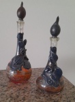 LINDO PAR DE PEQUENOS PERFUMEIROS EM VIDRO SOPRADO ARTEZANAL E DECORACAO DE FLORES - NO ESTADO CONFORME FOTOS