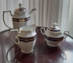 ANTIGO CONJUNTO DE PORCELANA NACIONAL (CAFETEIRA, LEITEIRA E AÇUCAREIRO) - NO ESTADO CONFORME FOTOS