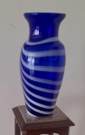 GRANDE E LINDO VASO EM VIDRO BRISTOL COM DECORAÇAO EM PINTURA BRANCA - MEDINDO 32CM DE ALTURA - NO ESTADO CONFORME FOTOS