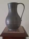 LINDA JARRA BOJUDA EM ESTANHO DA MARCA JOHN SOMMERS - MEDINDO 20CM DE ALTURA - PEQUENO AMASSADO NO BICO - NO ESTADO CONFORME FOTOS