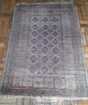 PEQUENO TAPETE ORIENTAL COM DECORAÇAO GEOMETRICA EM 3 TONS DE MARROM - MEDINDO 1,28 X 95CM - MODELO RAPÉ - NO ESTADO CONFORME FOTOS