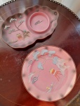 LINDO PAR DE ENFEITES EM PORCELANA JAPONESA NA COR ROSA E DESENHO EM RELEVO - NO ESTADO CONFORME FOTOS