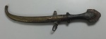 ANTIGA ADAGA/FACA MARROQUINA RICAMENTE TRABALHADA EM BRONZE, CABO DE MADEIRA COM ACABAMENTOS EM BRONZE E LÂMINA DE AÇO CARBONO MEDIDAS: 44 CM / LÂMINA: 23 / CABO: 18 CM - BAINHA NECESSITA DE REPAROS - NO ESTADO CONFORME FOTOS