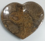 LINDO PRATO NATURAL DE CORAL FOSSILIZADO RICAMENTE ESCULPIDO EM FORMATO DE CORAÇAO E PERFEITAMENTE POLIDO PARA REVELAR A BELEZA DAS ESTRUTURAS INTERNAS DA COLONIA DE CORAIS - COM APROXIMADAMENTE 320 MILHOES DE ANOS - ENCONTRADO NO DESERTO DO SAARA OCIDENTAL " MARROCOS " - ESSAS AMOSTRAS FORAM ESCULPIDAS E PROCESSADAS DE UMA MANEIRA QUE HONRA A RICA E LONGA HISTORIA DO POVO MARROQUINO - EM PERFEITO ESTADO CONFORME FOTOS